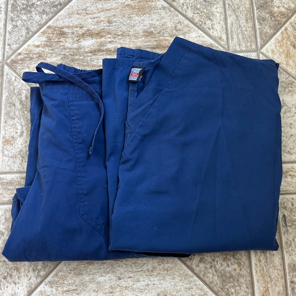 Navy blue scrub set.Cherokee and scrubstar.